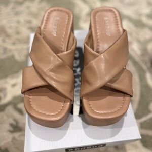 Bamboo camel colored platform. Size 6